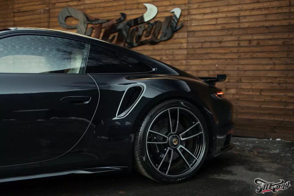 Оклеили кузов и глянец в салоне Porsche 911 полиуретаном, очистили кожу и покрыли керамикой
